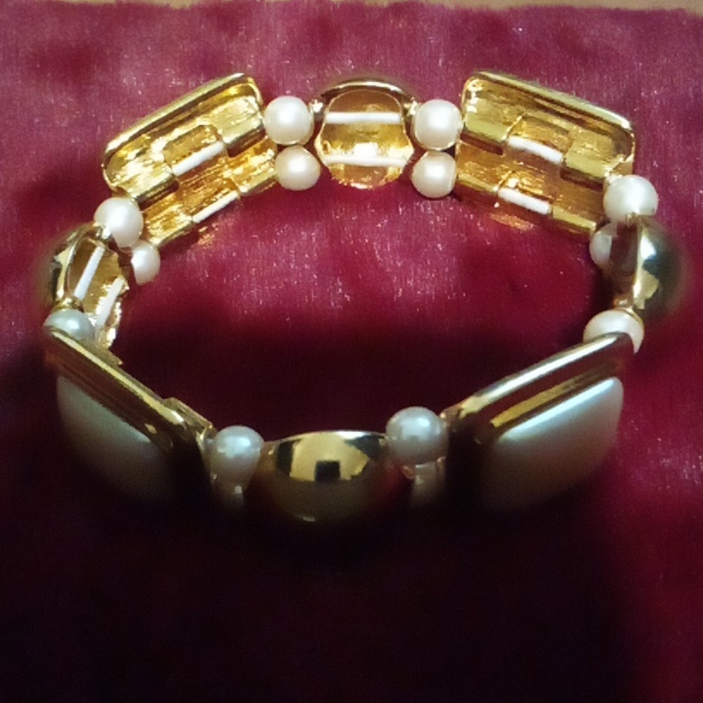 Chunky Liz Claiborne Gold Tone Bracelet - Picture 2 of 4